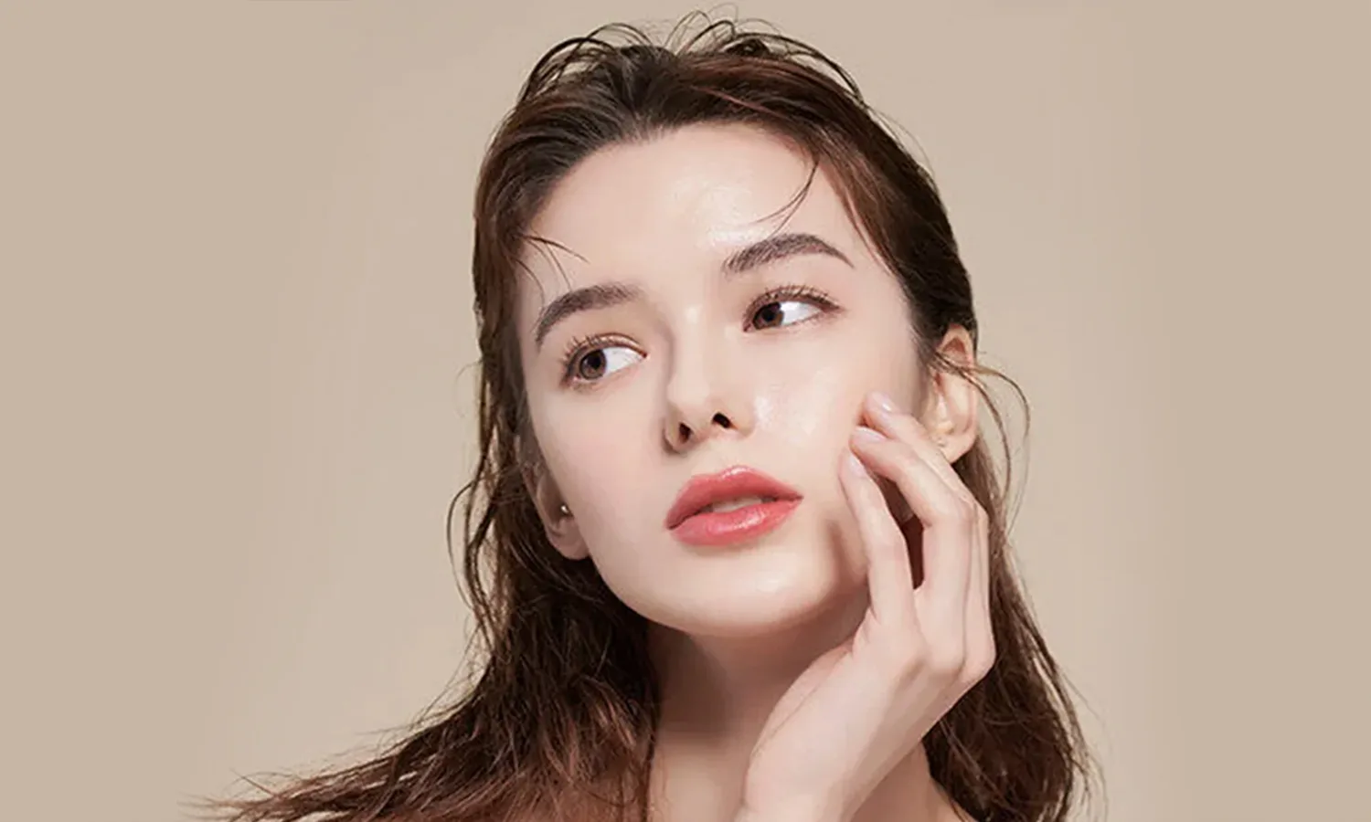 Botanical facial toner balancing skin pH, bulk skincare products for global distributors
